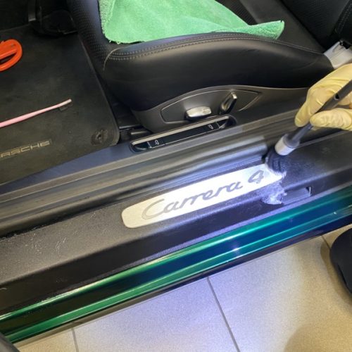 Detaling-the-interior-of-a-Porsche-911-turbo-18