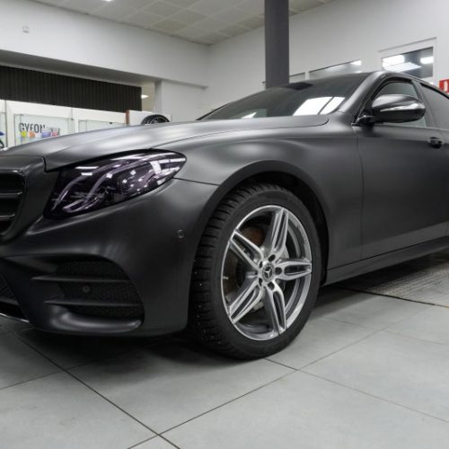 mercedes-e-200-tsvetnaya-okleyka-2