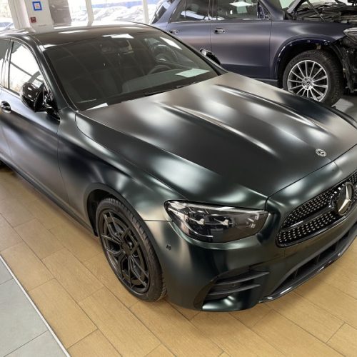 mercedes-e220-tsvetnoy-vinil-4